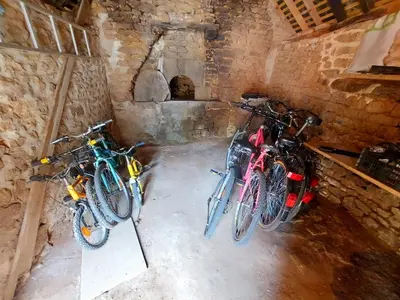 Vélo sur le terrain de l'établissement La Vergée ou dans les environs