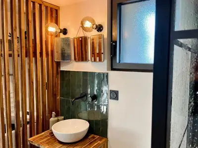 Salle de bains dans l'établissement L'hôtel Callot - Longère à la campagne