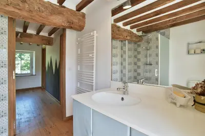 Salle de bains dans l'établissement La Bloutière - Avec grand jardin