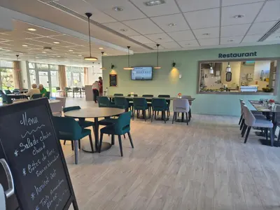 Restaurant ou autre lieu de restauration dans l'établissement Oh Activ Donville-Les-Bains - Résidence Services Seniors