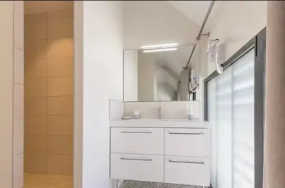Salle de bains dans l'établissement Les Hirondelles
