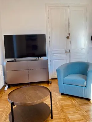 Télévision ou salle de divertissement dans l'établissement Bel appartement lumineux Cabourg - 30 m de la mer - Jardin