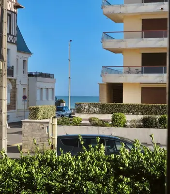 Vue générale sur la mer ou vue sur la mer prise depuis l'appartement