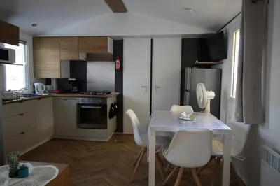 Cuisine ou kitchenette dans l'établissement Le Domaine de Litteau 4 étoiles à LITTEAU emplacement 403 2CH 1SDB 6 personnes
