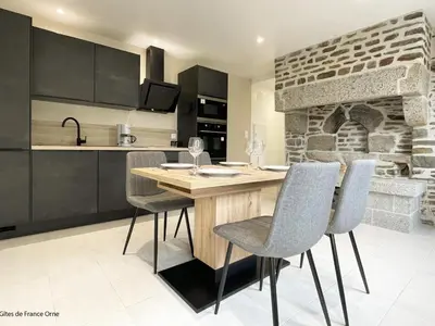 Cuisine ou kitchenette dans l'établissement Gîte Confortable pour 2 avec Terrasse et WIFI en Normandie - FR-1-497-253