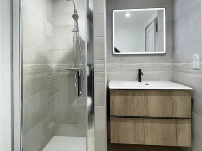 Salle de bains dans l'établissement Gîte Confortable pour 2 avec Terrasse et WIFI en Normandie - FR-1-497-253