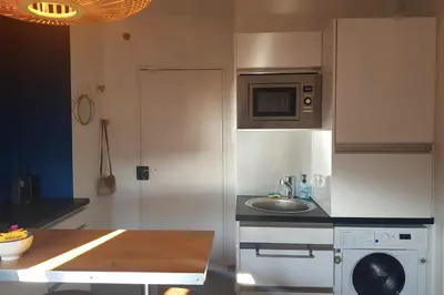 Cuisine ou kitchenette dans l'établissement Equipped apartment on the edge of Cabourg Beach