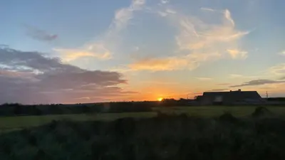 Lever ou coucher de soleil vu de la maison de vacances ou à proximité