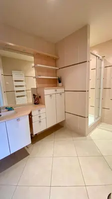 Cuisine ou kitchenette dans l'établissement Maison grand confort à 100 m de la plage