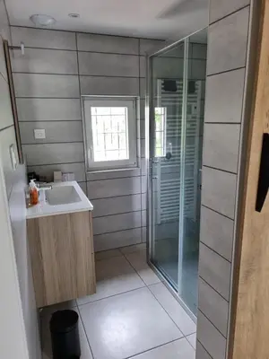 Salle de bains dans l'établissement chambre ou la maison