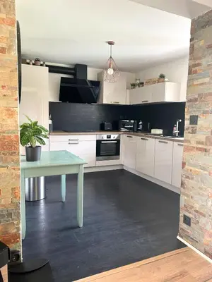 Cuisine ou kitchenette dans l'établissement Maison familiale 3 chambres - Jardin clos BBQ linge inclus - Entre Caen & la Mer - Parking - arrivée autonome - professionnels bienvenus