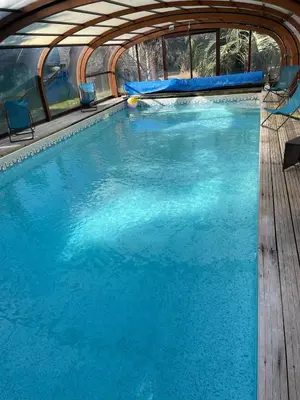 Piscine de l'établissement Grande villa avec piscine chauffée et Jacuzzi ou située à proximité