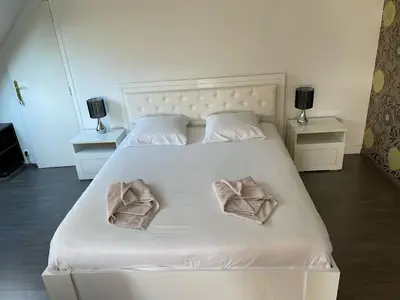 Un ou plusieurs lits dans un hébergement de l'établissement Grande villa avec piscine chauffée et Jacuzzi