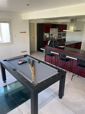 Billard dans l'établissement Grande villa avec piscine chauffée et Jacuzzi