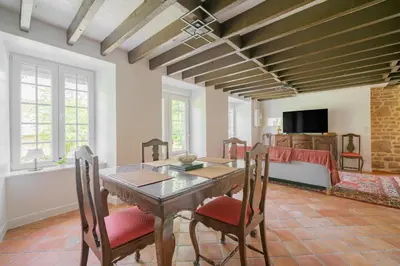 Télévision ou salle de divertissement dans l'établissement La Maison de Montsecret - Maison paisible pour 6p