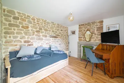 Télévision ou salle de divertissement dans l'établissement La Maison de Montsecret - Maison paisible pour 6p