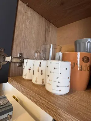 Plateau bouilloire dans l'établissement appartement 2 chambres,1 salon avec cuisine