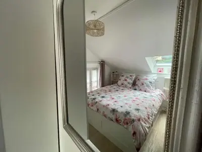 Un ou plusieurs lits dans un hébergement de l'établissement Cottage in Central Bayeux