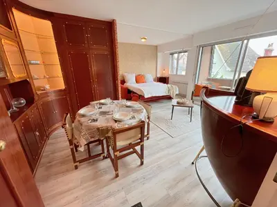 Coin salon dans l'établissement Le Vintage Marin - Studio à 2 minutes à pied de la Plage et du Casino