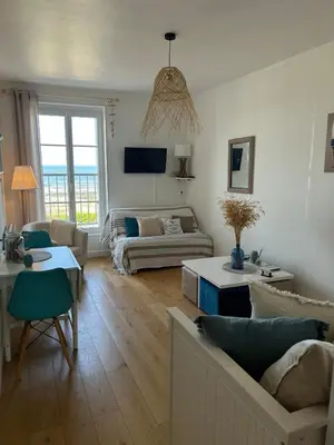 Télévision ou salle de divertissement dans l'établissement Studio Vue Mer à Luc-sur-Mer