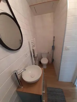 Salle de bains dans l'établissement Le lodge - appartement 4 personnes proche mer