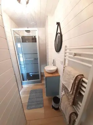 Salle de bains dans l'établissement Le lodge - appartement 4 personnes proche mer