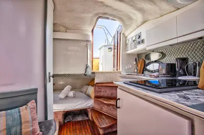 Cuisine ou kitchenette dans l'établissement Séjour Insolite sur Ulysse - Bateau - Port de Caen