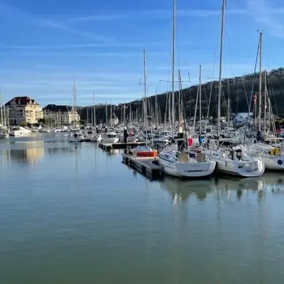 Petite maison plage et port de plaisance à pied
