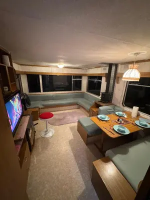 Télévision ou salle de divertissement dans l'établissement MOBILHOME PRIVÉ avec jardin privé