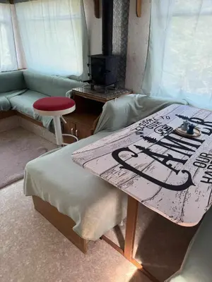 Coin salon dans l'établissement MOBILHOME PRIVÉ avec jardin privé