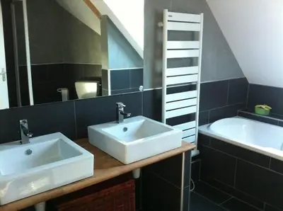Salle de bains dans l'établissement Villa moderne à 200m de la mer avec jardin clos