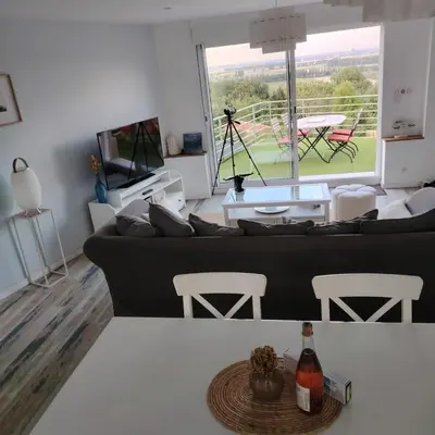 Télévision ou salle de divertissement dans l'établissement Terrasse du Mont St Michel, vue imprenable, appart cosy proche Mont St Michel