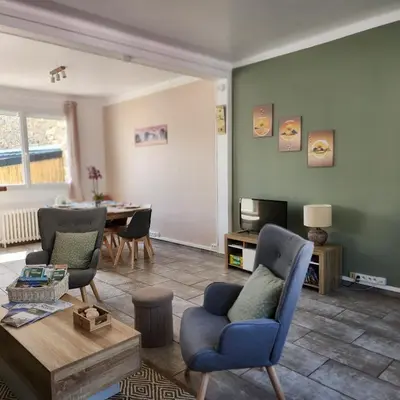 Coin salon dans l'établissement Gîte 3 étoiles à Lessay, Jardin clos, 3 chambres, proche plages, chiens acceptés