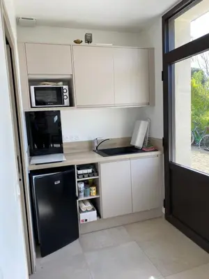 Cuisine ou kitchenette dans l'établissement grand studio campagne Normande proche mer