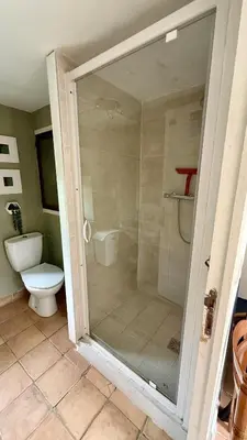 Salle de bains dans l'établissement Gîte de la Losquette