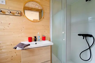 Salle de bains dans l'établissement La Tiny d'Utah Beach - Proche de la plage