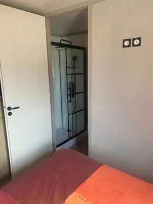 Un ou plusieurs lits dans un hébergement de l'établissement chalet à l'Edune 6 ou 12pers avec mon2ème chalet beau standing piscine couverte chauffée à 150m de la mer wifi inclus