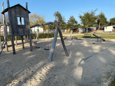 Aire de jeux pour enfants de l'établissement chalet à l'Edune 6 ou 12pers avec mon2ème chalet beau standing piscine couverte chauffée à 150m de la mer wifi inclus