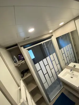 Salle de bains dans l'établissement chalet à l'Edune 6 ou 12pers avec mon2ème chalet beau standing piscine couverte chauffée à 150m de la mer wifi inclus