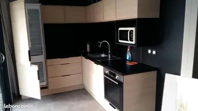 Cuisine ou kitchenette dans l'établissement chalet à l'Edune 6 ou 12pers avec mon2ème chalet beau standing piscine couverte chauffée à 150m de la mer wifi inclus