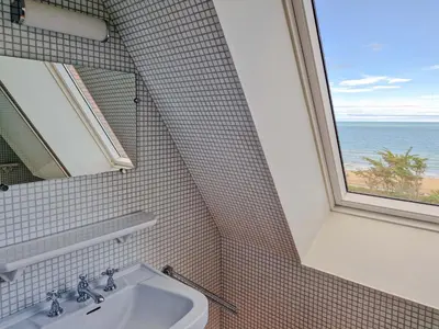 Salle de bains dans l'établissement La Sauvagère - Villa Art Deco face à Omaha Beach