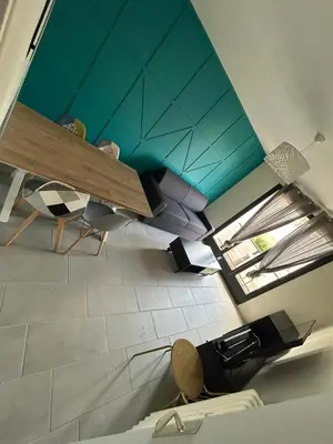 Coin salon dans l'établissement T2 moderne proche centre avec balcon et wifi