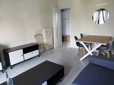 Coin salon dans l'établissement T2 moderne proche centre avec balcon et wifi
