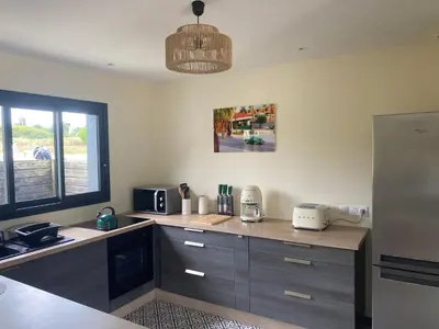 Cuisine ou kitchenette dans l'établissement Antre mer et GR Cancale - 11 personnes