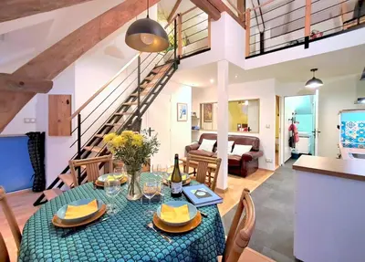 Coin salon dans l'établissement Le Petit Vert, loft convivial à la campagne