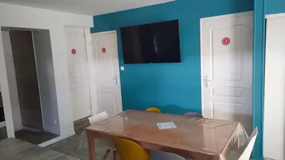 Télévision ou salle de divertissement dans l'établissement Maison bord de mer