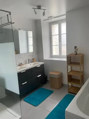 Salle de bains dans l'établissement Grande maison avec tranquillité garantie