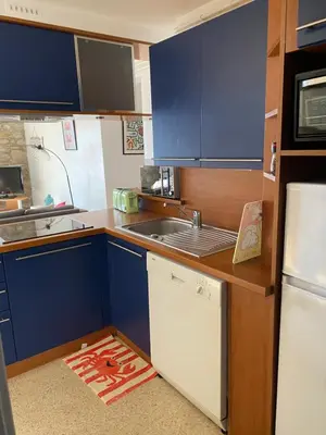 Cuisine ou kitchenette dans l'établissement Réveil au bruit des vagues