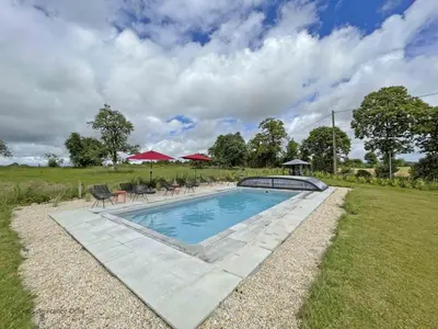 Piscine de l'établissement Maison calme avec spa, piscine chauffée et jardin en Normandie - FR-1-497-254 ou située à proximité