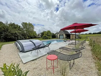 Piscine de l'établissement Maison calme avec spa, piscine chauffée et jardin en Normandie - FR-1-497-254 ou située à proximité